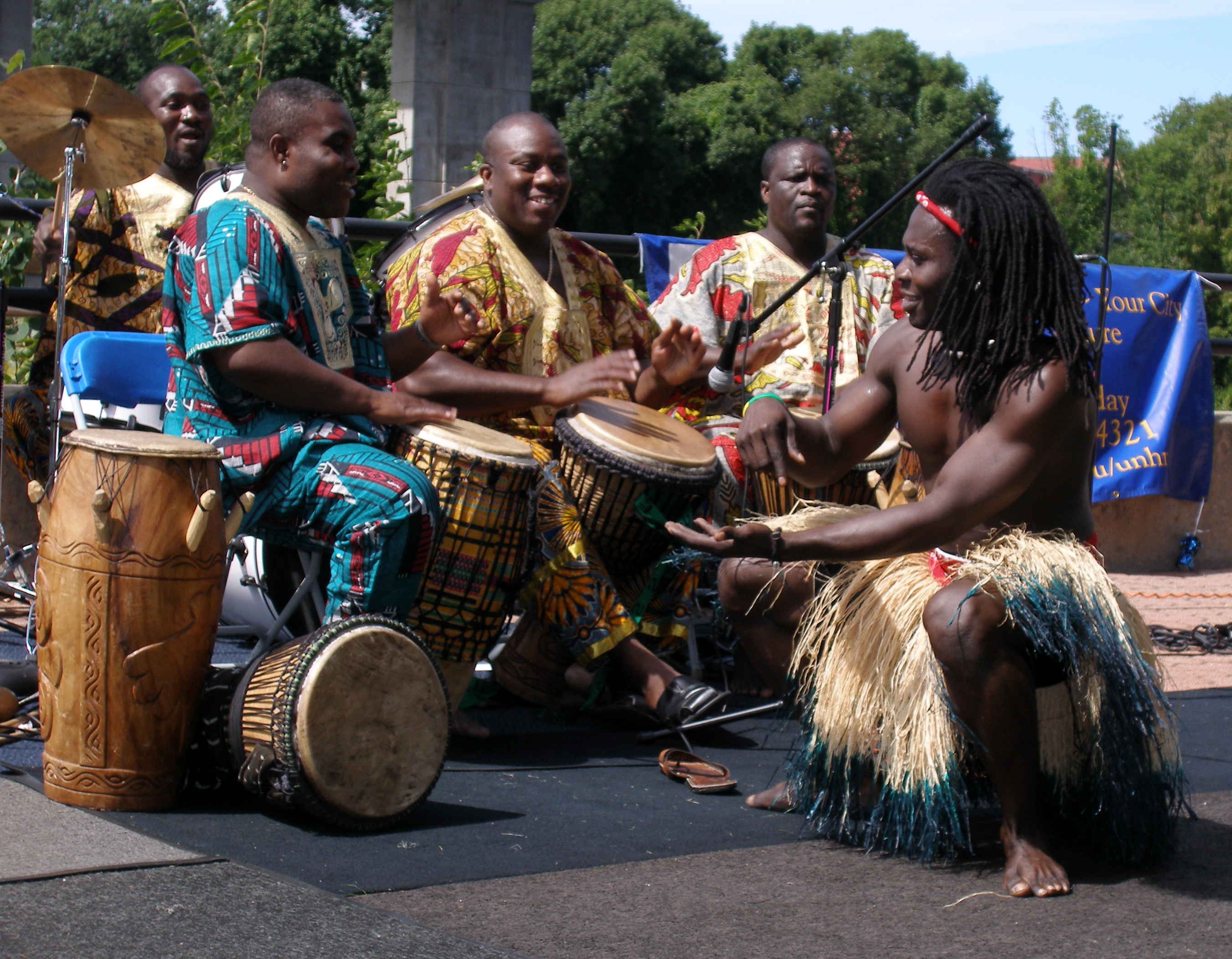 Современная африканская музыка. Африканские музыканты. Африканский барабан. Музыканты африканцы. Музыкальная культура Африки.